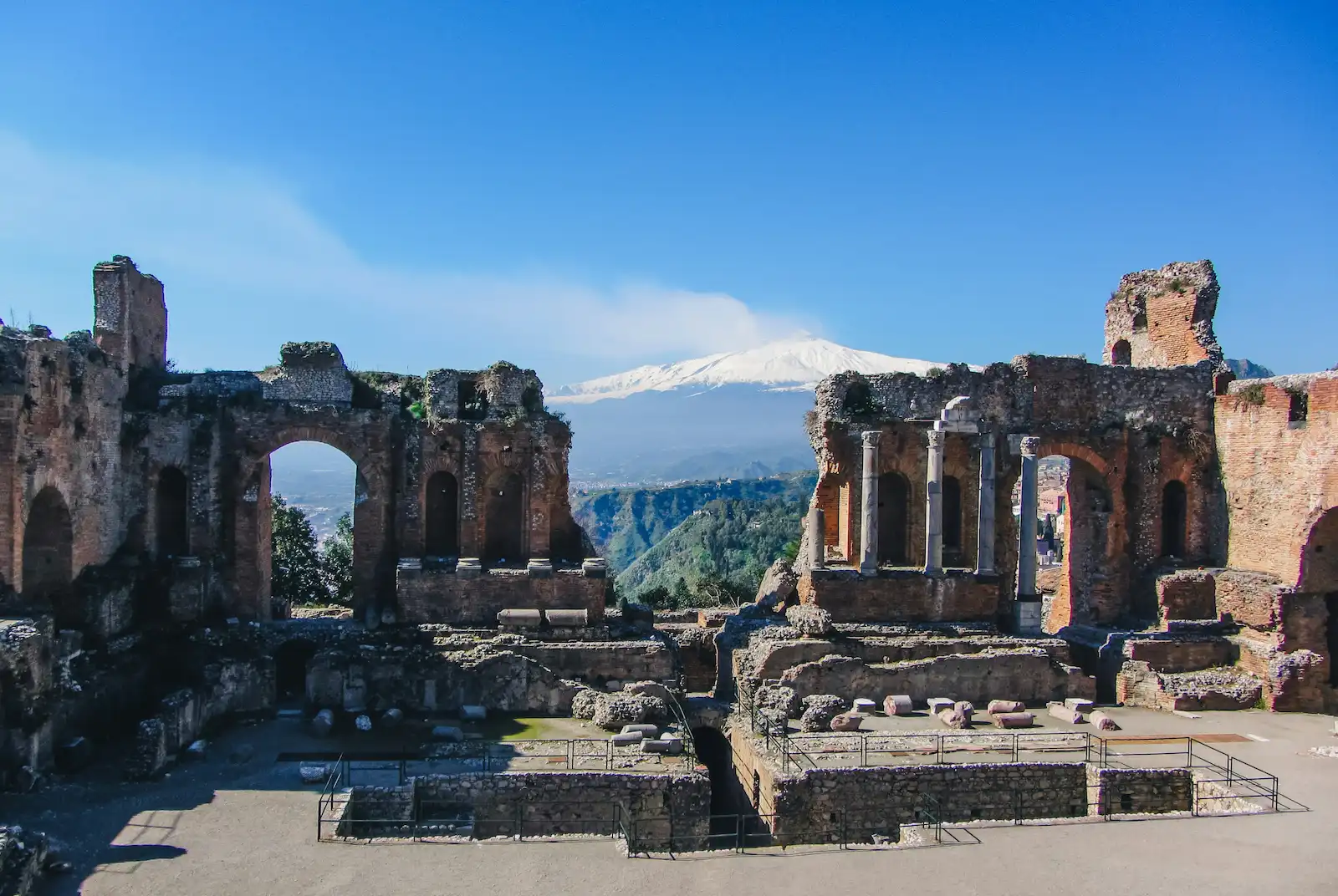 Teatro griego de Taormina con el Etna
